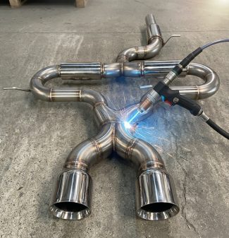 Trabajo de soldadura láser en tubo de escape de coche de acero inoxidable